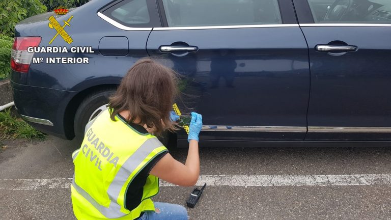 La Guardia Civil investiga a una mujer de Baiona por haber supuestamente rayado 13 vehículos