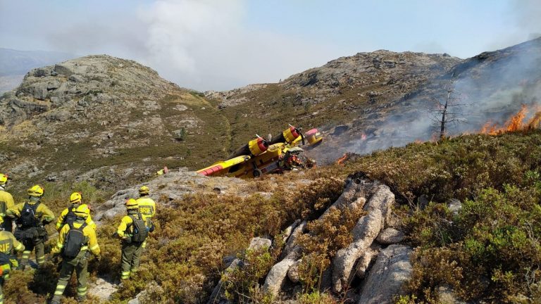Un hidroavión portugués que trabajaba en la extinción del incendio de Lobios sufre un accidente