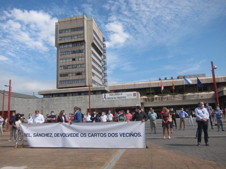Cargos locales del PP se concentran en Vigo en rechazo al acuerdo de la FEMP que plantea la «incautación» de remanentes