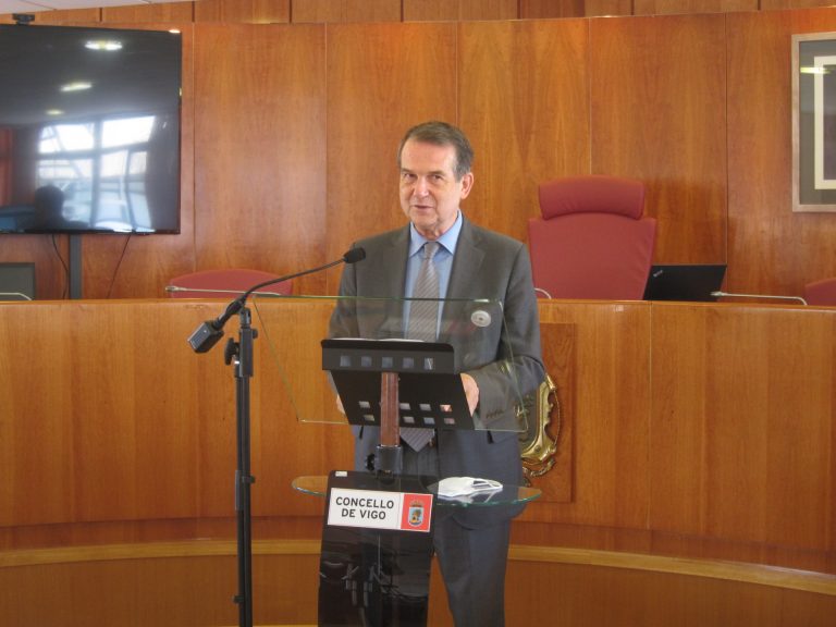 El alcalde de Vigo afirma que la Xunta debe asumir el aumento del coste de la limpieza de centros escolares