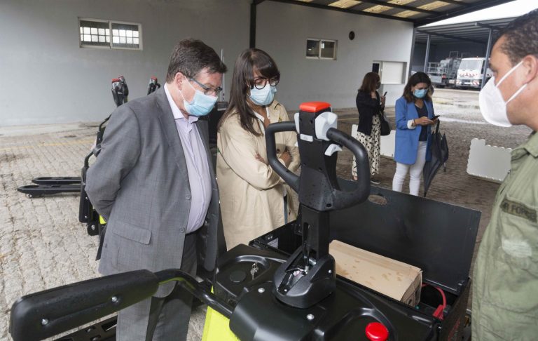 La Diputación de Pontevedra entrega maquinaria para los 9 puntos limpios incluidos en el proyecto de «basura electrónica