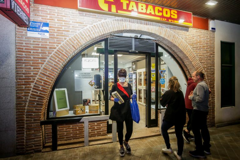 La Xunta establece que no se puede fumar en la vía pública si no existe una distancia de dos metros de separación