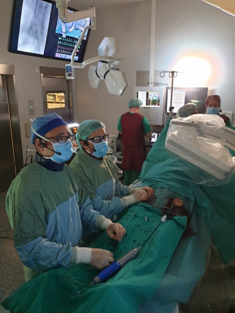 El CHUS, segundo centro en el mundo en implantar una nueva técnica contra aneurismas de aorta abdominal