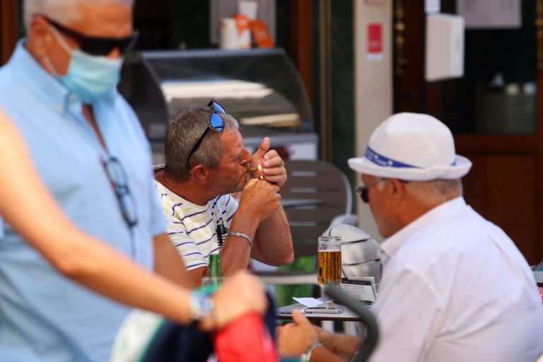 Sanidad registra 2.987 nuevos casos de COVID-19 en España, unas cifras similares a las de este jueves