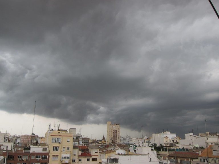 Un ‘tren’ de borrascas dejará lluvias abundantes en el noroeste, tormentas en el noreste y viento muy fuerte en Canarias