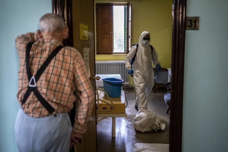 Suben a 84 los contagiados en residencias en Galicia, de ellos 65 del brote de un centro de O Incio