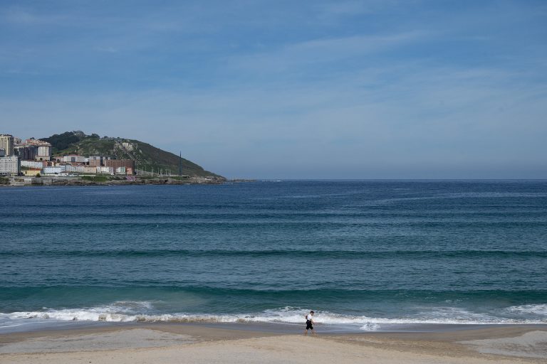 Sanidade recomienda no bañarse en una veintena de playas gallegas por los niveles de E.coli y enterococos intestinales