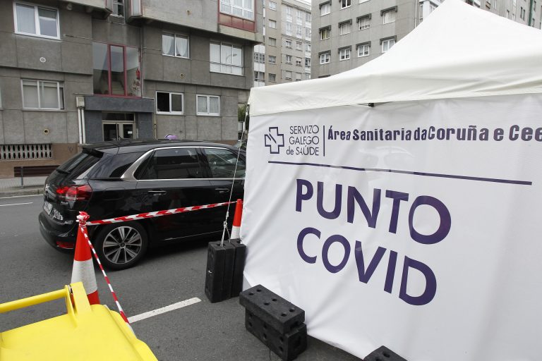 Sanidade prevé hacer entre 250 y 300 PCR selectivas en el barrio de Ourense con un brote con 9 positivos