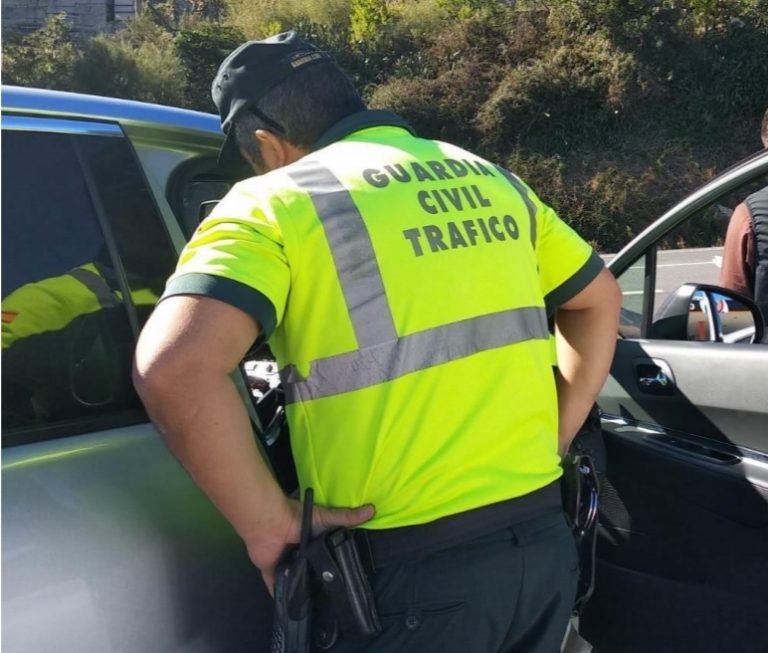 Denunciado tras colisionar contra una farola y un semáforo en Vigo mientras conducía bajo los efectos del alcohol