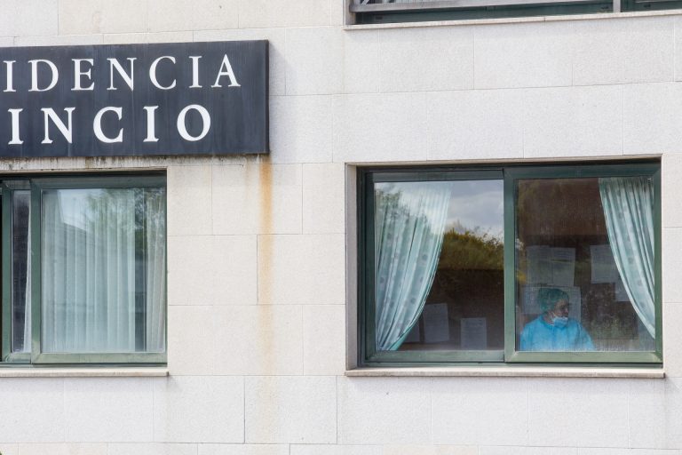 Aumentan a 87 los casos activos en residencias de Galicia, de los que 68 corresponden a usuarios