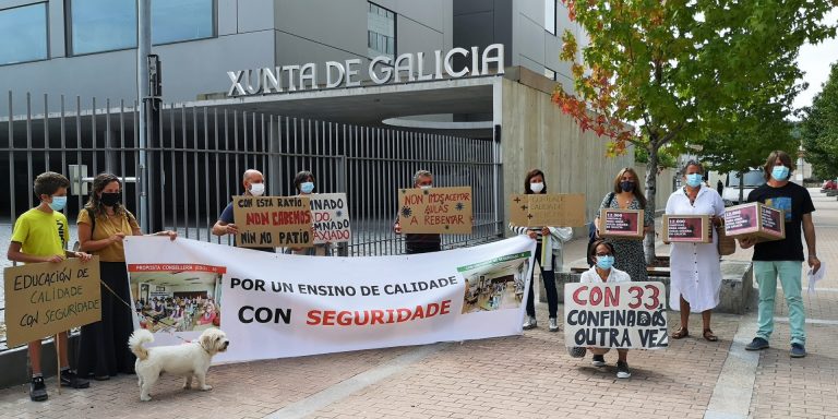 Docentes de Cangas (Pontevedra) entregan 12.000 firmas a la Xunta por una «vuelta segura en Galicia» a las aulas