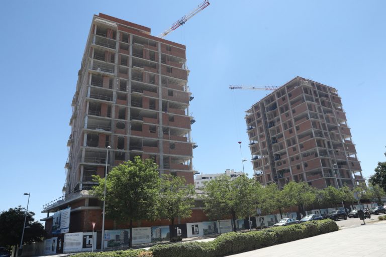 Las licencias para construir nuevos edificios bajan un 11,18% en mayo en Galicia