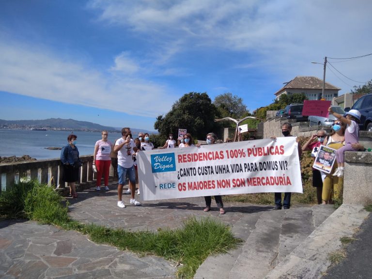 Familiares de ancianos muertos en residencias llevan su protesta delante de la casa de veraneo de Feijóo en Moaña