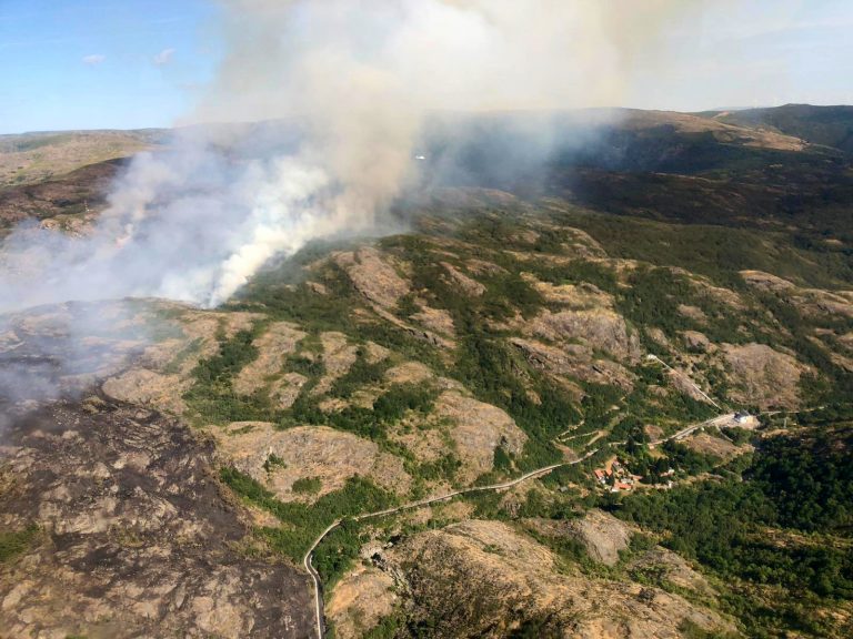Exinguidos otros dos incendios forestales que han quemado 220 hectáreas en Toén y 22 en Chandrexa de Queixa