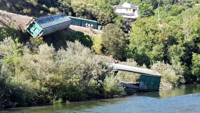 Adif reconoce la caída de vagones del tren descarrilado en Carballeda al río Sil