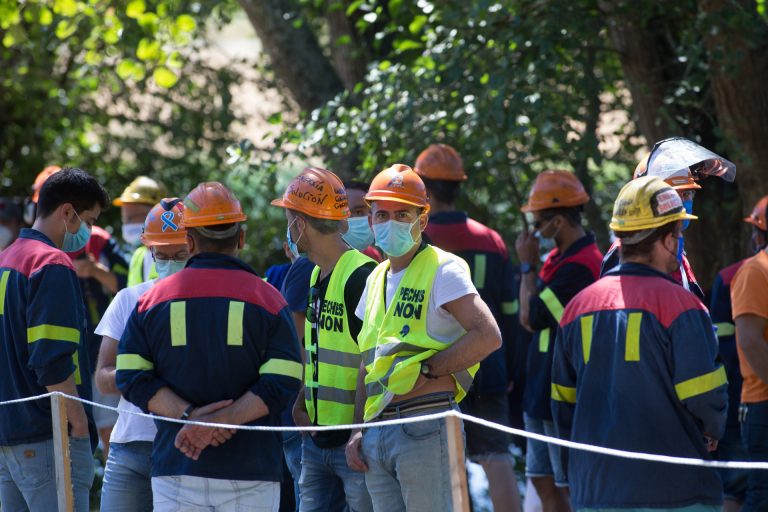 Trabajadores de San Cibrao cuelgan una pancarta de la Muralla de Lugo para reivindicar: «No se vive del turismo»
