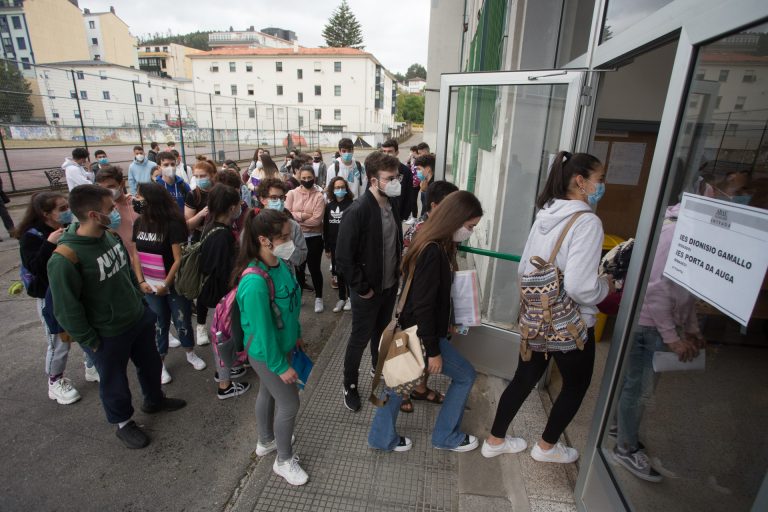 Más de 194.000 escolares volverán gradualmente a los centros a partir del jueves en Galicia