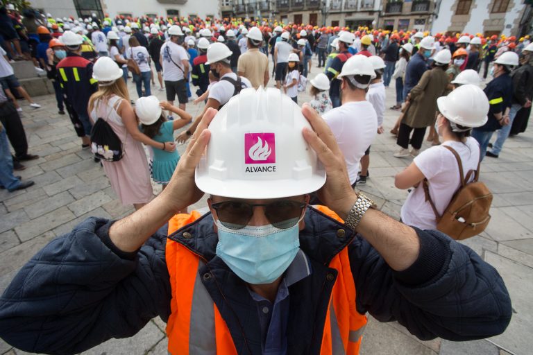 Los trabajadores de Alcoa piden con una concentración un acuerdo de venta que apueste por la planta de San Cibrao