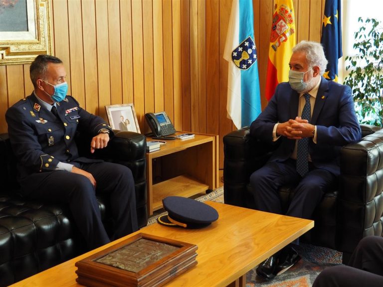 El comandante militar aéreo de Galicia visita el Parlamento y mantiene un encuentro con su presidente