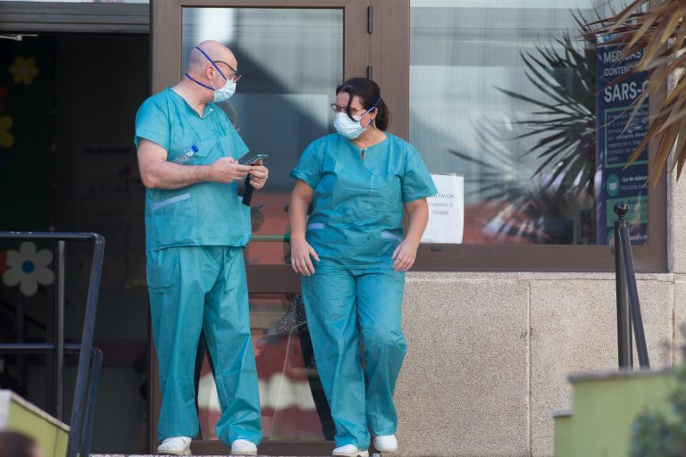 Suben a 25 los pacientes COVID ingresados en las UCI gallegas, mientras bajan hasta 205 los hospitalizados