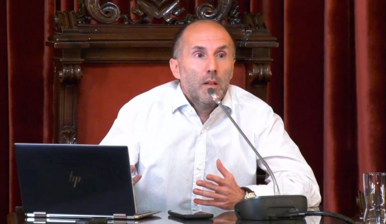 El pleno de Ourense insta a dimitir a Jácome, que se reafirma: «No tengo que enseñar las cuentas de mi partido»