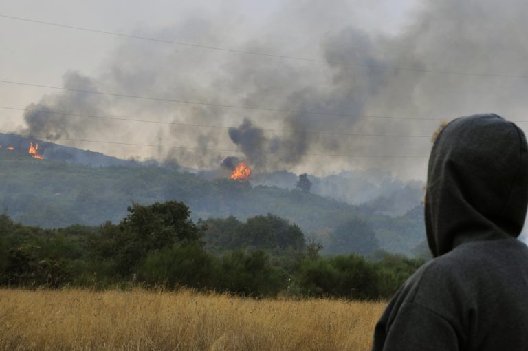 Más de 7.500 hectáreas arrasadas por los incendios que afectan a once municipios de Ourense