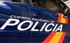 Una mujer entrega a la Policía un sobre con 3.000 euros que encontró al salir de una entidad bancaria en Pontevedra
