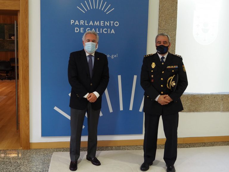 El comisario jefe de Policía de Santiago visita el Parlamento y Santalices le desea una gestión «exitosa»