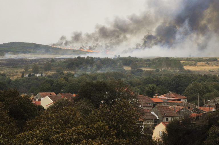 La lluvia, la única manera de parar los incendios de Ourense