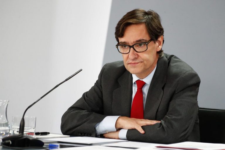 El Gobierno aprueba un real decreto para que las CCAA puedan contratar a unos 10.000 profesionales sanitarios