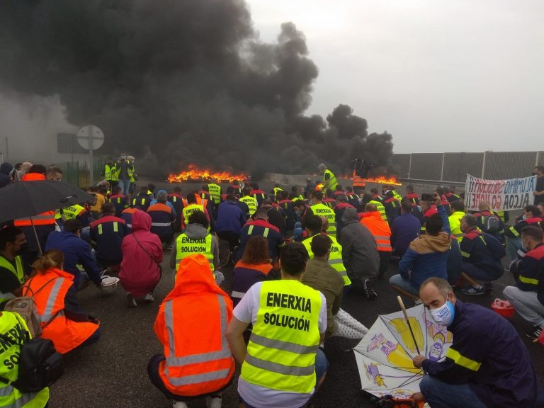Trabajadores de Alcoa cortan el tráfico en la autovía entre Galicia y Asturias para reivindicar futuro para San Cibrao