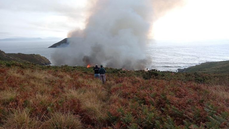 Controlado el incendio forestal de A Illa de Ons tras quemar unas 4 hectáreas