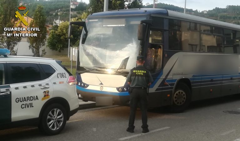 Detenidos dos jóvenes por golpear y sustraer 40 euros a un menor que viajaba en autobús de Vigo a Baiona