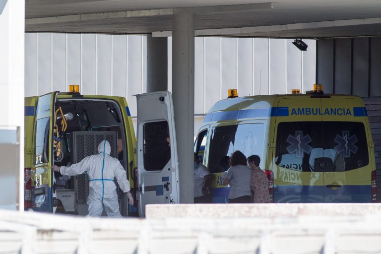 Aumentan a 242 los pacientes con COVID ingresados en hospitales de Galicia, 32 de ellos en UCI