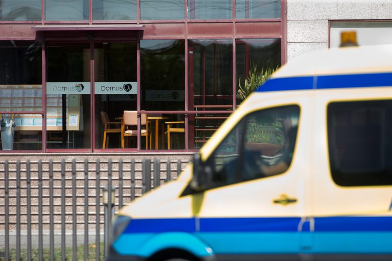Los 13 casos entre personal de hospitales de Ourense y Verín pertenecen a una unidad de hospitalización