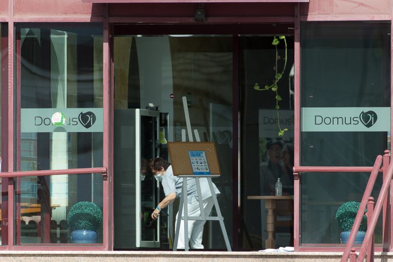 Galicia detecta 77 nuevos contagios de usuarios de residencias, 47 de ellos en un centro de Lobeira