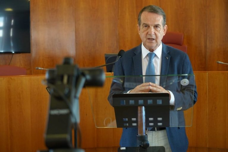 Abel Caballero pide a Feijóo «que dé la cara» por la fusión de las cajas, «la mayor catástrofe financiera» de Galicia