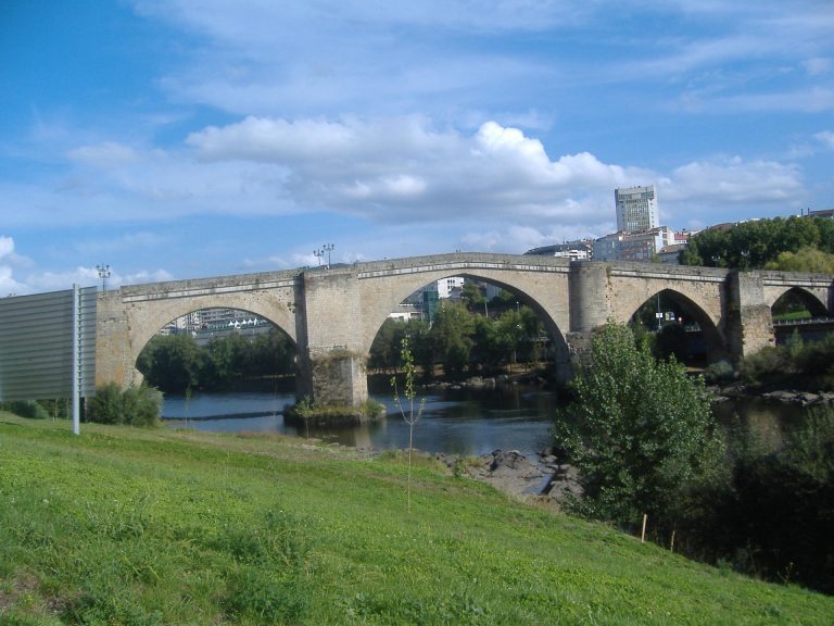 El puente romano de Ourense se teñirá de verde este jueves para poner en valor el trabajo de los farmacéuticos