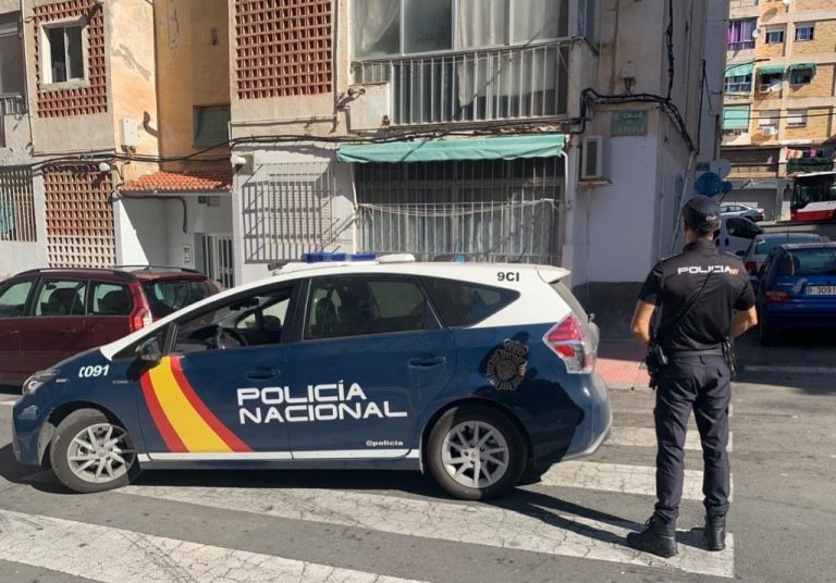 Detenido un hombre por intentar atropellar a su expareja tras tirarse del coche en marcha en Lugo