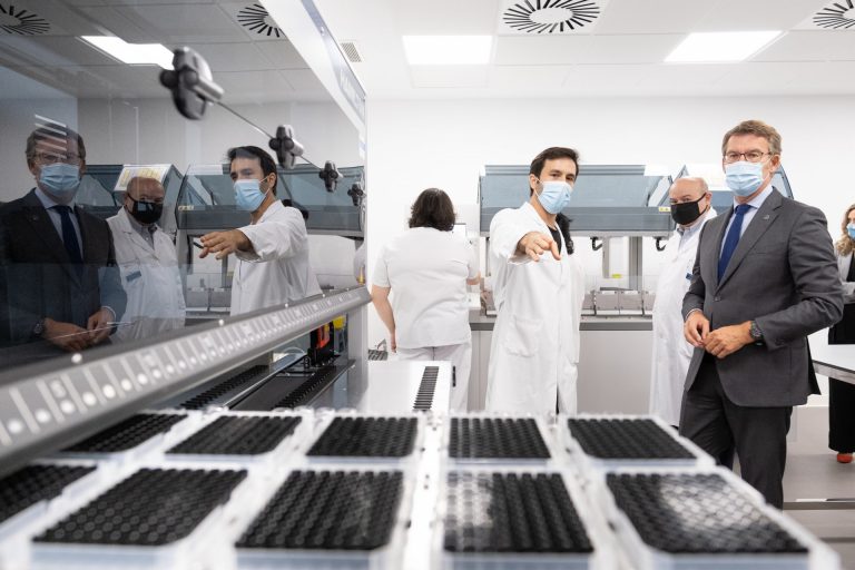 El área de Vigo estrena nuevo laboratorio de Microbiología, que procesa 100.000 pruebas de COVID al mes