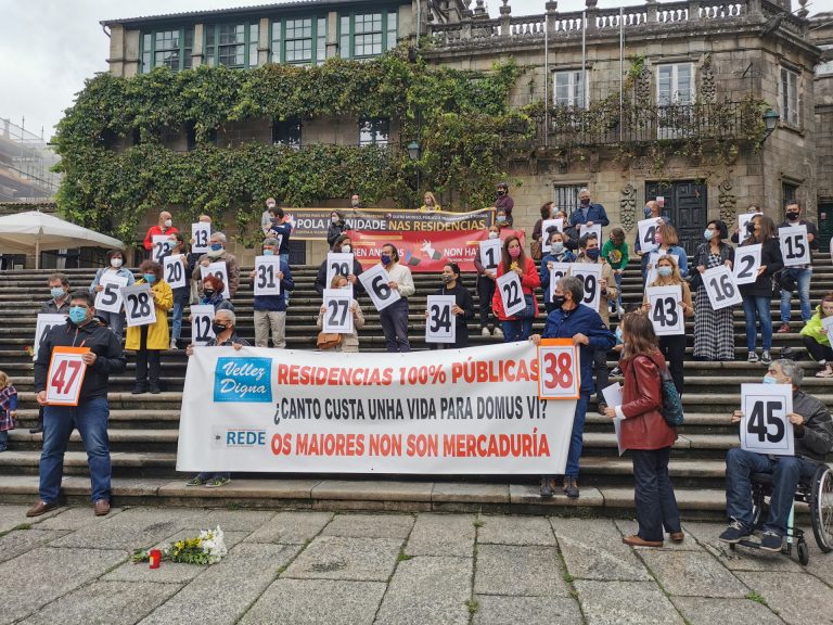 Decenas de personas claman «justicia» con una concentración en Santiago en recuerdo de los fallecidos de las residencias