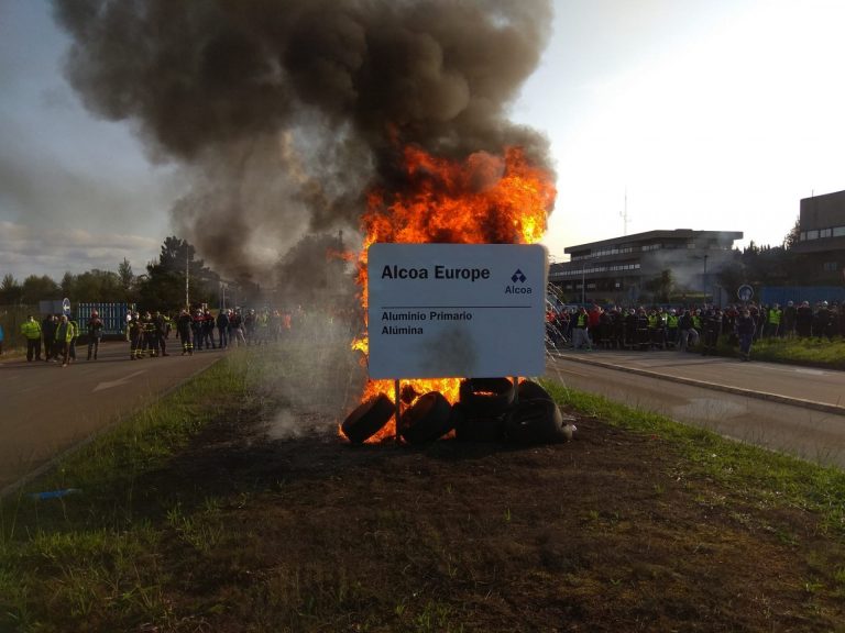 Trabajadores de Alcoa y las auxiliares intensifican sus protestas tras el fracaso de la venta y la mesa con la empresa