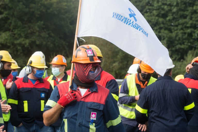 El alcalde de Cervo pide al Gobierno que «tome las riendas» porque si Alcoa cierra «sería la muerte de la comarca»