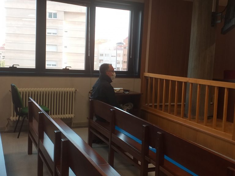 Una compañera del entrenador acusado de abusos dice que es «imposible» que los ejercicios incluyan tocar los genitales
