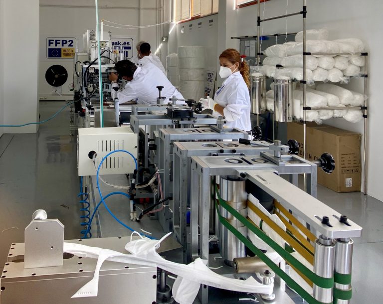 La primera fábrica gallega de mascarillas producirá 1,5 millones de unidades de FFP3 al mes en Vigo