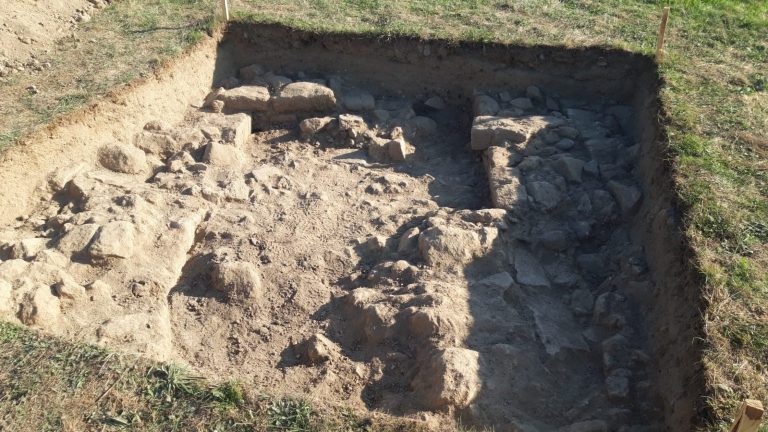 Salen a la luz los primeros restos arqueológicos del yacimiento de Proendos, en la Ribeira Sacra