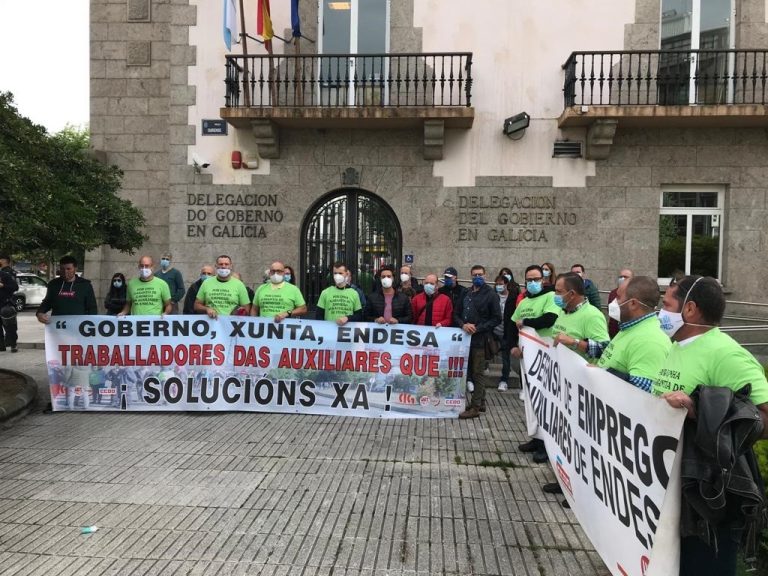Trabajadores de empresas auxiliares de Endesa en As Pontes se concentran para exigir «garantías» para el empleo