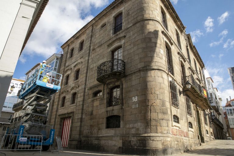 El pleno de A Coruña reclama de nuevo la Casa Cornide y califica de «no grata» la presencia de los Franco