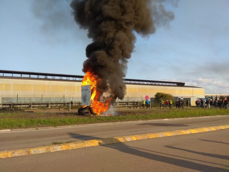 Trabajadores de Alcoa prosiguen el bloqueo de la entrada de la factoría de San Cibrao contra «viento y marea»