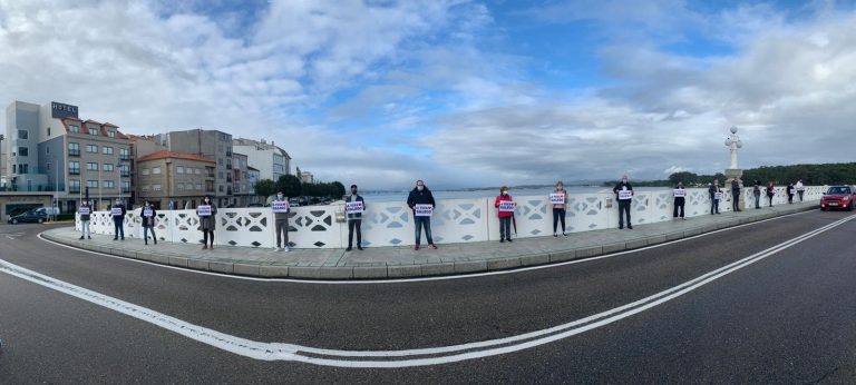 Protestan en el puente de A Illa en repulsa por la deturpación del topónimo ‘A Toxa’ en el foro político y económico